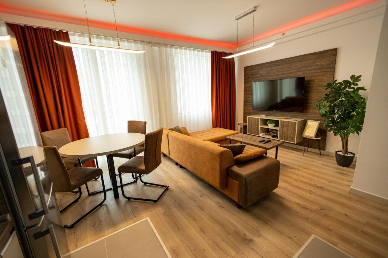 19Th & 18Th Floor Secure Apartments With Pool & Fitness & Parking Included In Price Szkopje Kültér fotó